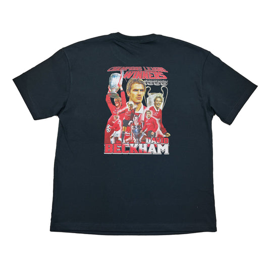 MANCHESTER UNITED BECKHAM 'CAMP NOU 1999' BOOTLEG TEE | Cult Kits, XL / Manchester United / Black